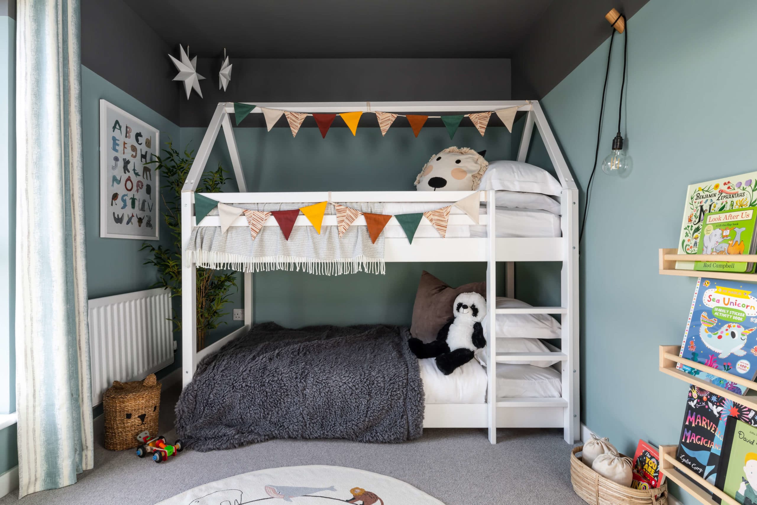 Children's bedroom with toys, bunk bed and lighting design hack